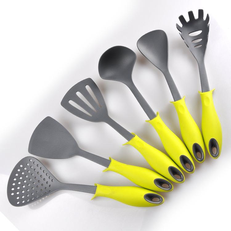 簡(jiǎn)介尼龍材料廚具的利與弊